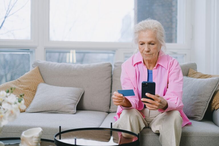 Praktyczne wskazówki dla seniorów korzystających z zakupów online